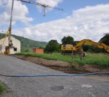 La pelleteuse et la maison du voisin (en béton cellulaire).
