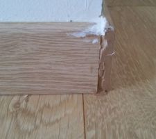 Plinthes mal posées par l'entreprise S2E les travaux du bâtiment