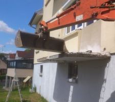 Balcon en cours de destruction