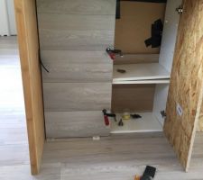 Meuble sur mesure fini. les portes sont réalisés avec des restes de planches d osb. Pose des restes de parquet en finition
