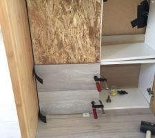 Meuble sur mesure fini. les portes sont r&eacute;alis&eacute;s avec des restes de planches d osb. Pose des restes de parquet en finition