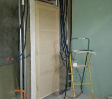 Pose de la porte de la salle de bain