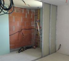 Début de la cloison entre salle de bain et bureau