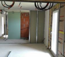 Vue depuis le garage : bureau, salle de bain et entrée de la chambre