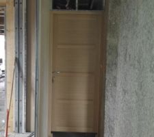 Pose de la porte des toilettes