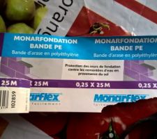 Bande d'arase trouvé chez Leroy M..... pour 12Euros pour l'ensemble de ma structure.....
Bande bitumeuse de chez spax vendu par 20m au prix de 32Euros chez Leroy M...... cela revient hors de prix pour mes 72ml......
Donc Mme me prépare la bade d'arase en bandelettes de 4m sur 6cm de large et viendra les agrafer ensuite......