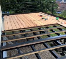 Vue sur le chantier....
Présenter la lame pré-percer en bout de lame....
la caler avec les écarteurs spax....
sangler avec les sangles à cliquet....
serrer le tout....
si besoin utiliser les serre joints.....
Visser les bouts de lames... 
Pré-percer tous les 50cm sur les marquages effectués par Mme....
Papier de verre....
Vissage....
Par lame je dois visser 27 vis de 5*70....
retirer les sangles et les cales spax.....
ET ON RECOMMENCE.....