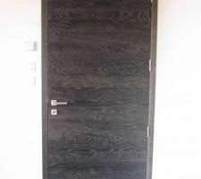 Porte intérieure, modèle "épure" de chez Rozière, anthracite porte pose fin de chantier.