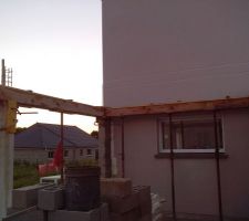 Pr&eacute;paration coffrage des deux poutres de la terrasse couverte