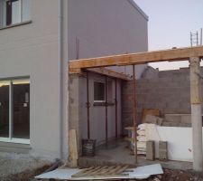 Pr&eacute;paration coffrage des deux poutres de la terrasse couverte