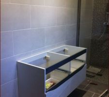 Pose du meuble vasques en cours