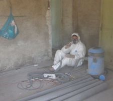 D&eacute;coupe de la dalle de ciment pour trouver les &eacute;vacuations