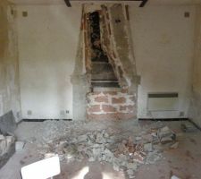 La chemin&eacute;e est tomb&eacute;e laissant la place &agrave; un enorme trou