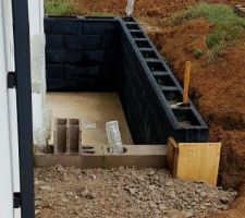 Encore une rangée, tablettes et ce sera bon. Il restera l'escalier et la petite dalle qui rejoint l'escalier a la terrasse à terminer .