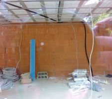Installation des suspentes et rails au rez-de-chaussée