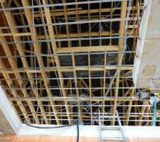 Installation des suspentes et rails à l'étage