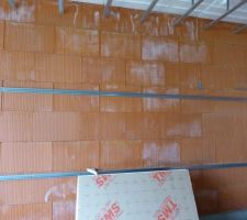 Installation des rails au plafond et sur les murs au rez-de-chaussée