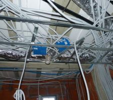 Passage des gaines de ventilation dans le faux plafond du rez-de-chaussée