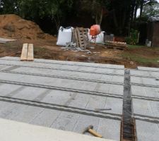 Pose des entrevous et des poutrelles.