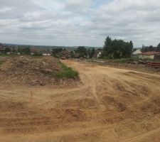 On commence &agrave; voir un d&eacute;but de voirie