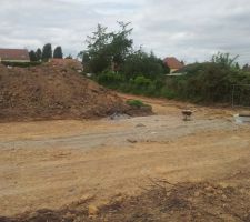 On commence &agrave; voir un d&eacute;but de voirie.
Les bouches d?&eacute;gout sont install&eacute;es.