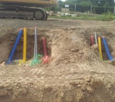 Les travaux de viabilisation du lotissement.
On distingue de gauche à droite les fourreaux eau, gaz, télécommunication, et électricité.