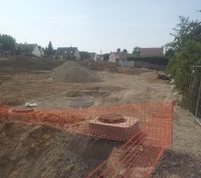 Les travaux d'assainissement du lotissement.
Les bouches d'&eacute;gout sont progressivement mises en place.