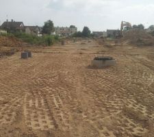Les travaux d'assainissement du lotissement.
Les bouches d'&eacute;gout sont progressivement mises en place.
Vue depuis le bas de la voirie