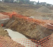 Les travaux d'assainissement du lotissement.
Par endroit, l'eau s'infiltre et ne s'&eacute;coule pas.