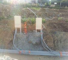 La viabilisation du lotissement en cours de cr&eacute;ation.
Les bo&icirc;tiers EDF/GDF sont g&eacute;n&eacute;ralement plac&eacute;s par paire.