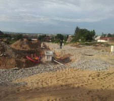 La viabilisation du lotissement en cours de cr&eacute;ation.
Vue depuis le haut de la rue.