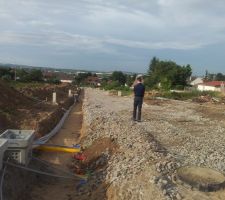 Vue d'ensemble de la rue du lotissement.
Viabilisation en cours.