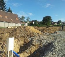 Notre terrain (encore).
On s'est plac&eacute; &agrave; la limite droite c&ocirc;t&eacute; rue pour se rendre compte de la dimension.