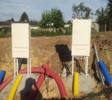 Notre bo&icirc;tier EDF (&agrave; droite) et celui de notre voisin (&agrave; gauche).