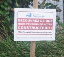 Affichage du panneau forum-construire sur le terrain