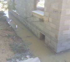 Une vraie mare aux canards tout autour de la maison due aux intempéries de Dimanche