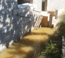Une vraie mare aux canards tout autour de la maison due aux intempéries de Dimanche