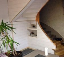 Pose de lambris sous l'escalier, cr&eacute;ation d'une niche hifi
