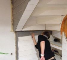 Pose de lambris sous l'escalier, cr&eacute;ation d'une niche hifi