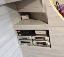 Pose de lambris sous l'escalier, cr&eacute;ation d'une niche hifi