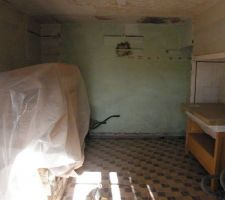 Demolition couloir et mur cuisine avec au fond le trou pour evacuation