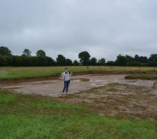 Début du terrassement : implantation de la maison sur le terrain.