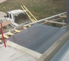 Pr&eacute;paration de la dalle du le toit du garage.
On a une dalle traditionnelle qui fait porte &agrave; faux au dessus de l entr&eacute;e. On &eacute;vite ainsi les corbeaux dans le mur de l'habitation.