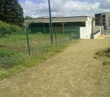 A gauche du grillage c'est les jardins familiaux que doit traverser les EU puis percer le mur de soutenement et enfin rejoindre au fond la regard EU public
