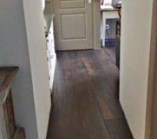 Le parquet flottant, entrée du bureau/bibliothèque.