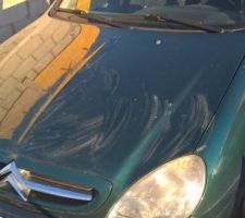Tiens des éclaboussures de ciment sur la voiture... On va nettoyer à la main ça ne se verra pas...