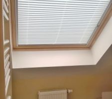 Installation du store vénitien dans la salle de bain. Très joli.