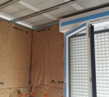 Chambre du bas avec la porte fenêtre