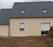 Voici une photo de l'arrière de la maison avec 80m2 de terre en moins et pour beaucoup moins cher que le terrassier.