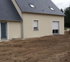 Voici une photo de l'arrière de la maison avec 80m2 de terre en moins et pour beaucoup moins cher que le terrassier.